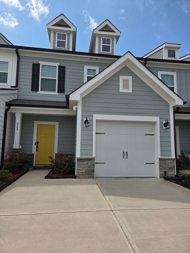Primary Photo - Charming 3BR Townhome in Clover