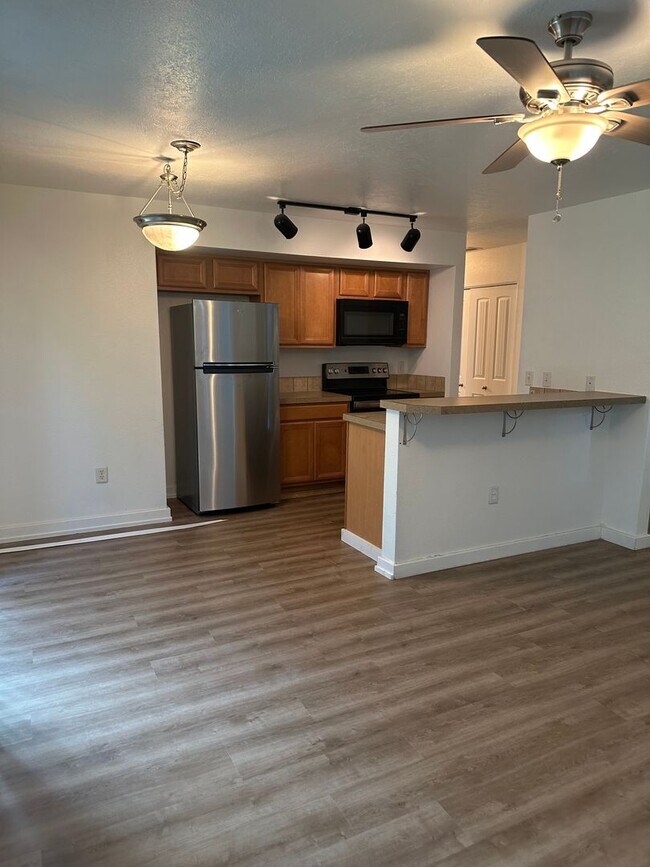 Foto del edificio - Cute 3 bedroom, 2 bath townhome with Community Pool in Boise