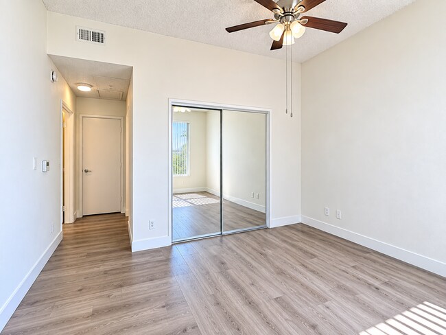 Building Photo - 11649 Oxnard St