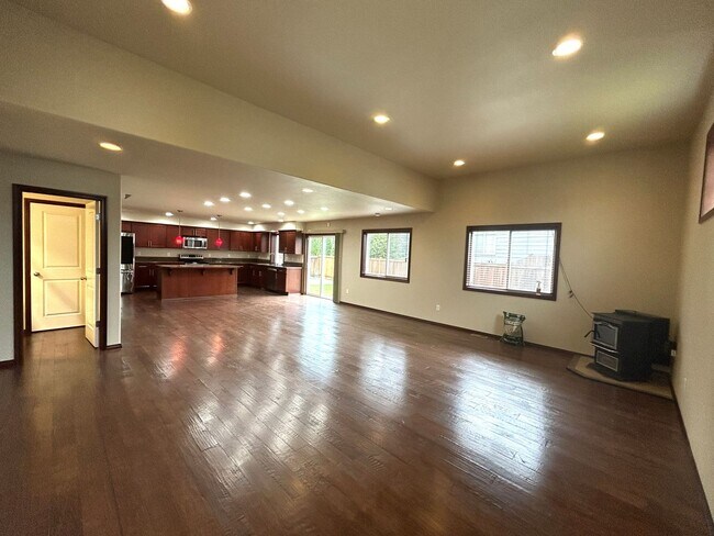 Building Photo - Spacious 4 bedroom 2.5 bath in Arlington with RV Parking