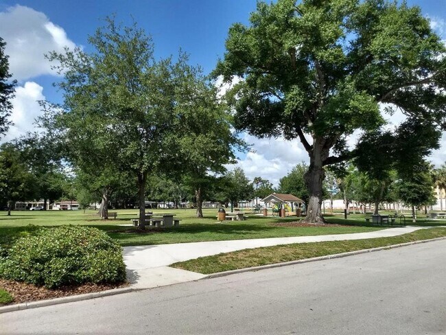 Building Photo - 108 E Hazel St