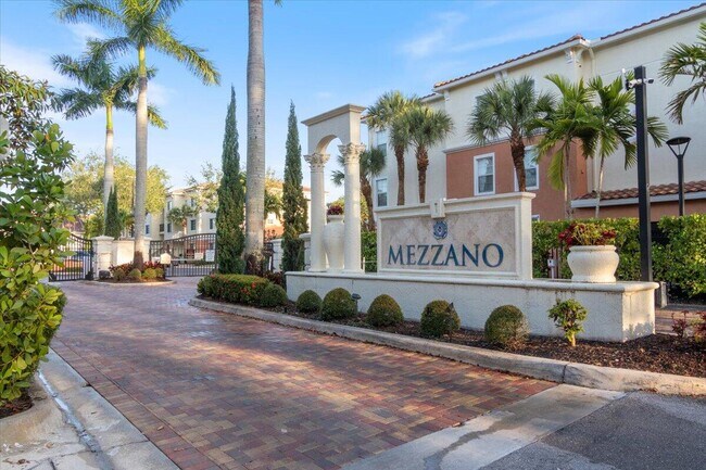 Entrada principal con verja - 9873 Baywinds Dr