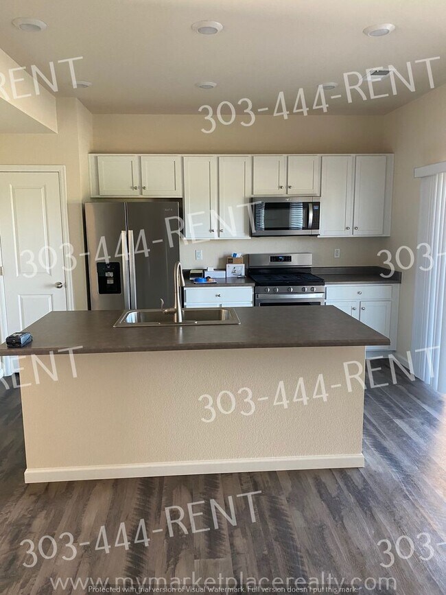 Building Photo - Beautiful & Desirable Golf Course Community!