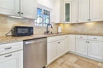Building Photo - 8601 Santa Susana Pl