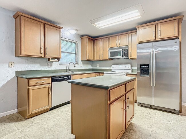 Building Photo - Centrally located in Deland, Florida