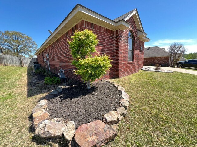 Foto del edificio - 3 Bed 2 Bath House Right down the road from Northridge Middle School.
