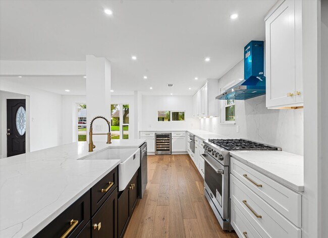 Foto del edificio - 10730 Wickersham Ln