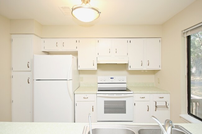 Building Photo - Pet Friendly Stonehenge Townhome With Base...