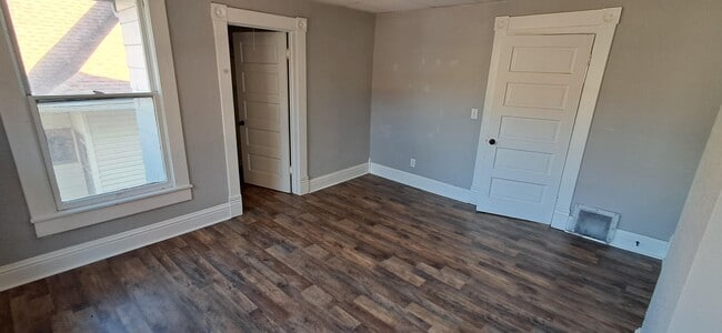 Building Photo - 2418 Jules St