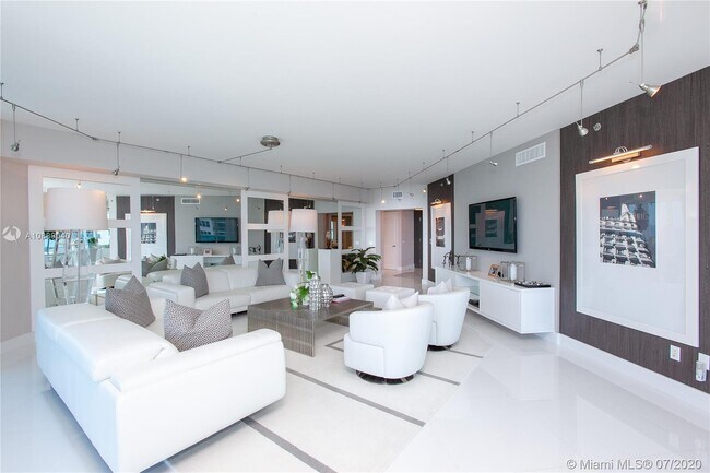 Building Photo - 2711 S Ocean Dr