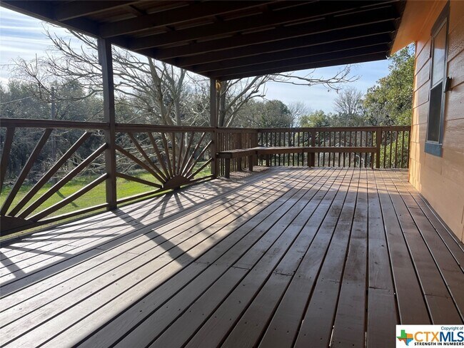 Foto del edificio - 230 Six Pines Rd