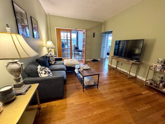 Building Photo - Updated Brighton 2 bedroom with granite co...