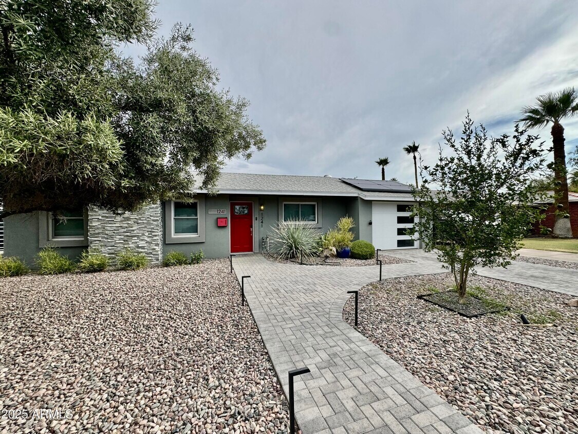 Foto principal - 1241 E Cambridge Ave