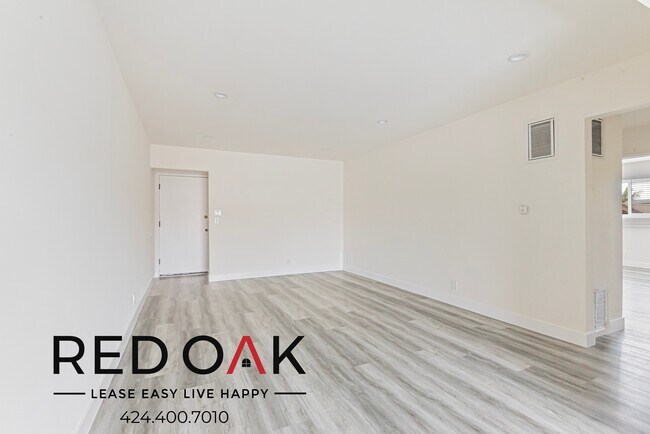 Building Photo - Excellent Two Bedroom with Contemporary Li...