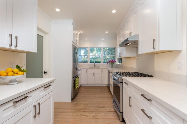 Building Photo - 820 Olive St