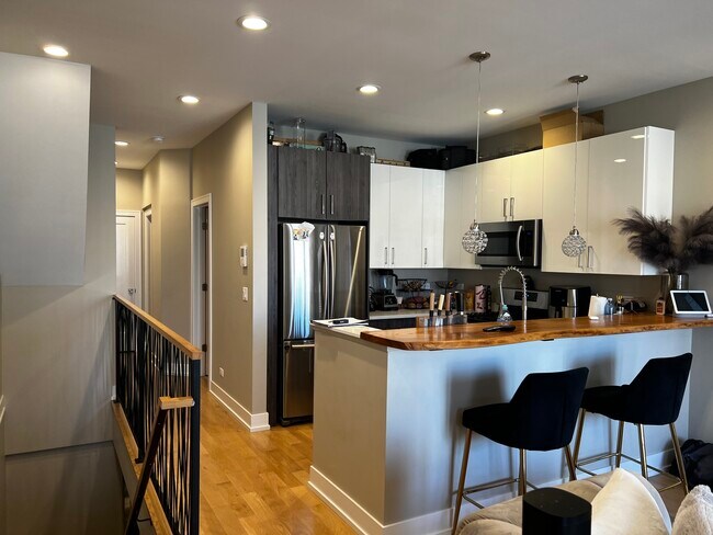 Foto del edificio - 5629 W Higgins Ave