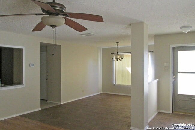 Building Photo - 3 bedroom 2 bath Crestridge Subdivision