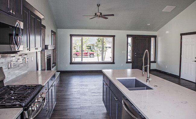 Foto del edificio - 4 Bedroom with Shop and View of the Mounta...