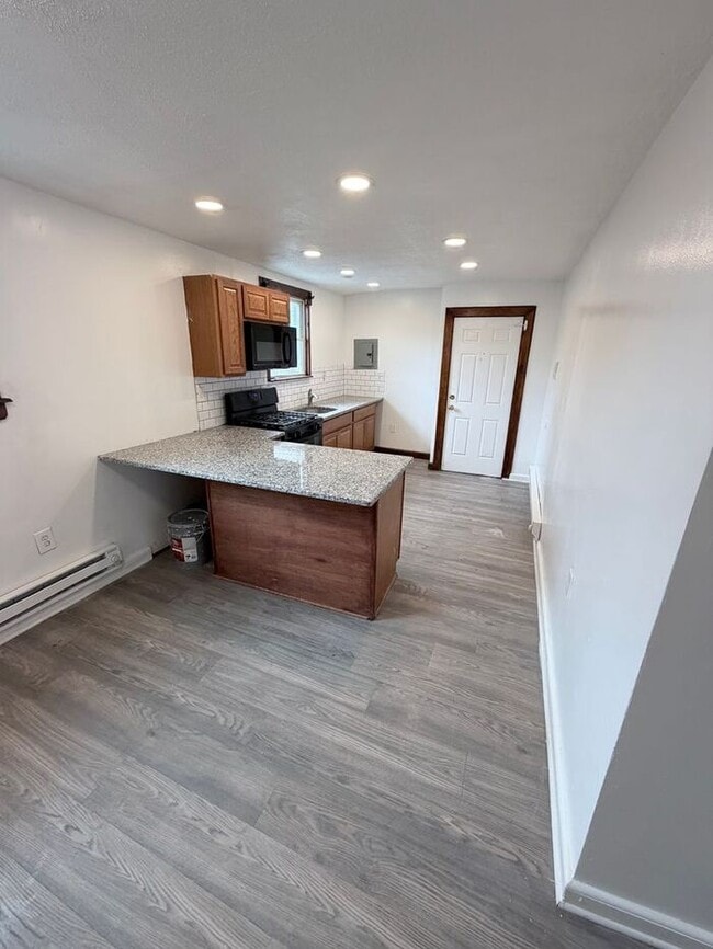 Perfect location, private . Clean , modernized and bright - Perfect location, private . Clean , modernized and bright House