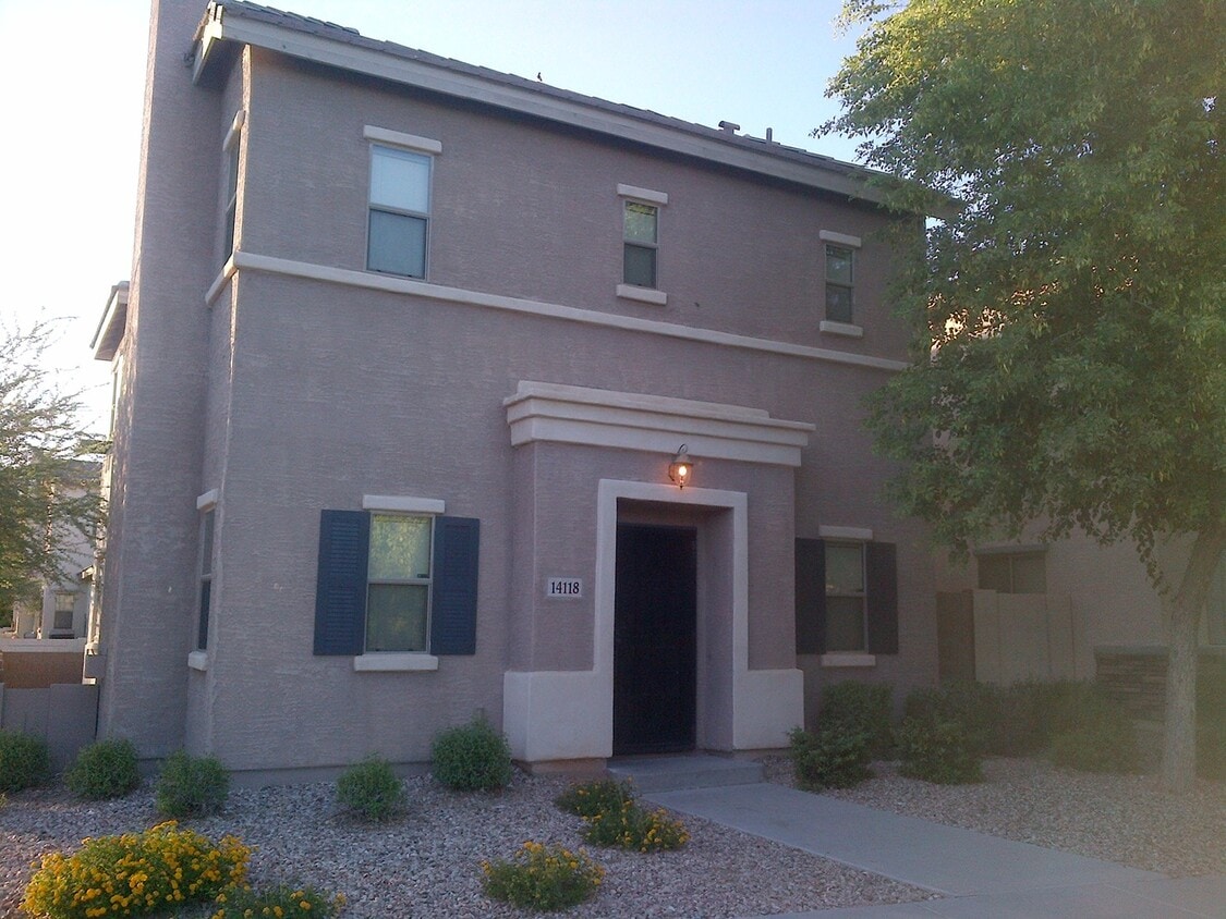 Foto principal - Large 4 bedroom, 2.5 bath in Surprise