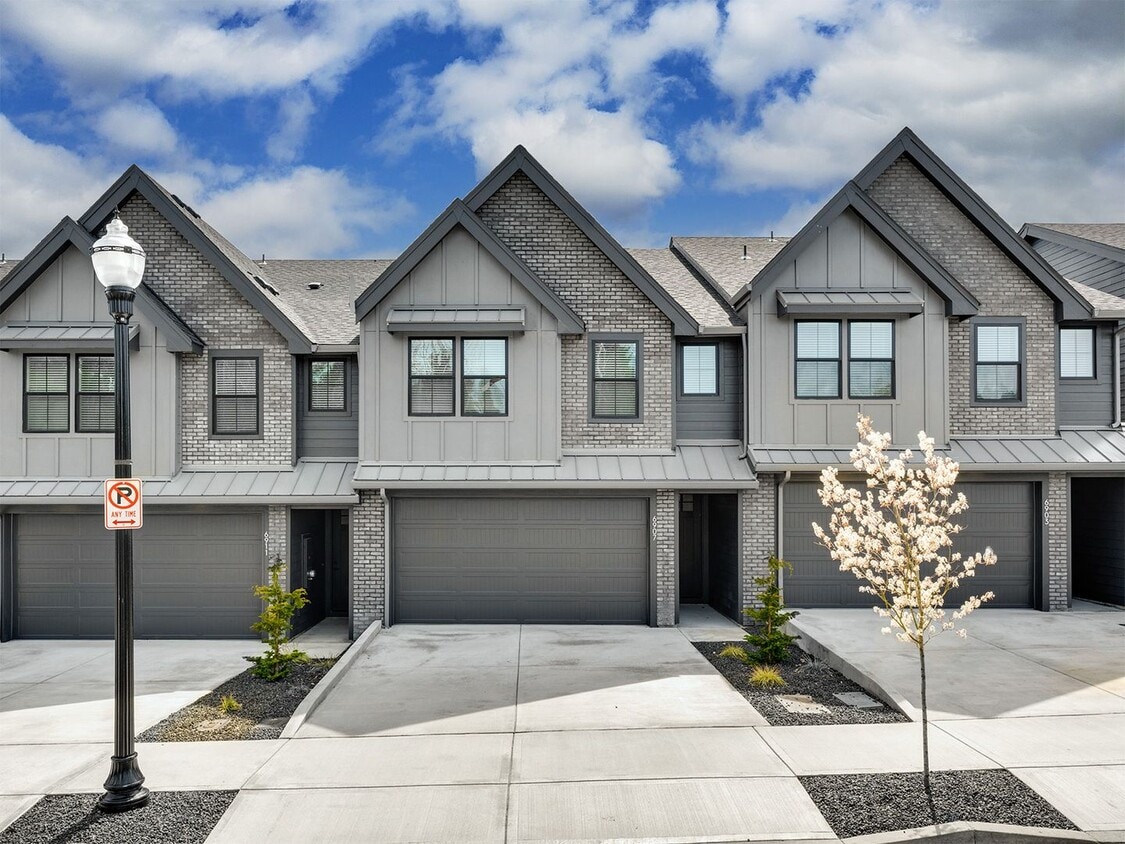 Photo - Luxury Townhome for Lease at the Courtyards at Hidden Crest - 6907 NE 132nd Way