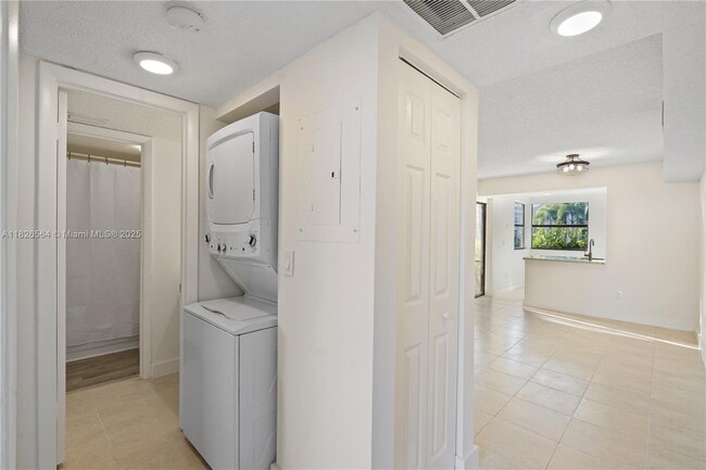 Building Photo - 1160 Washington Cir