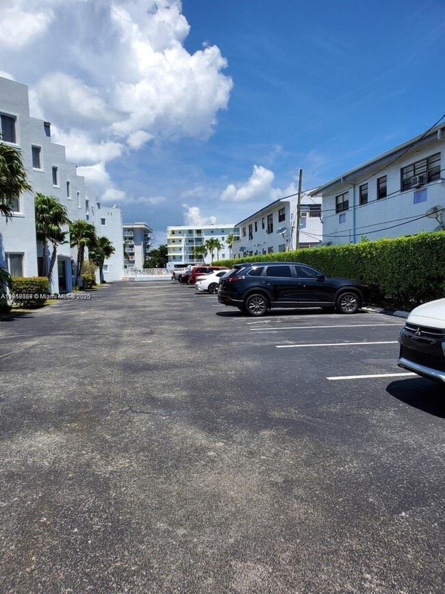 Building Photo - 1185 Marseille Dr