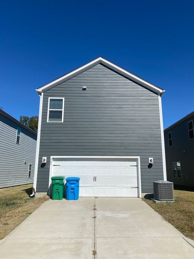 Building Photo - Beautiful and Spacious Home in the Heart o...