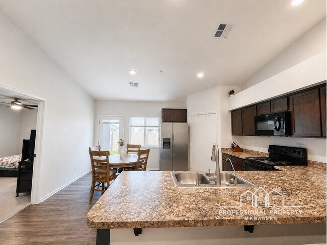 Foto del edificio - 3-bedroom, 2-bathroom home in Desert Sky