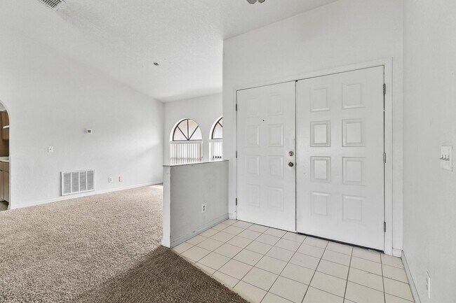 Foto del edificio - Annual ** 4 Bed / 3 Bath Single Family Hom...