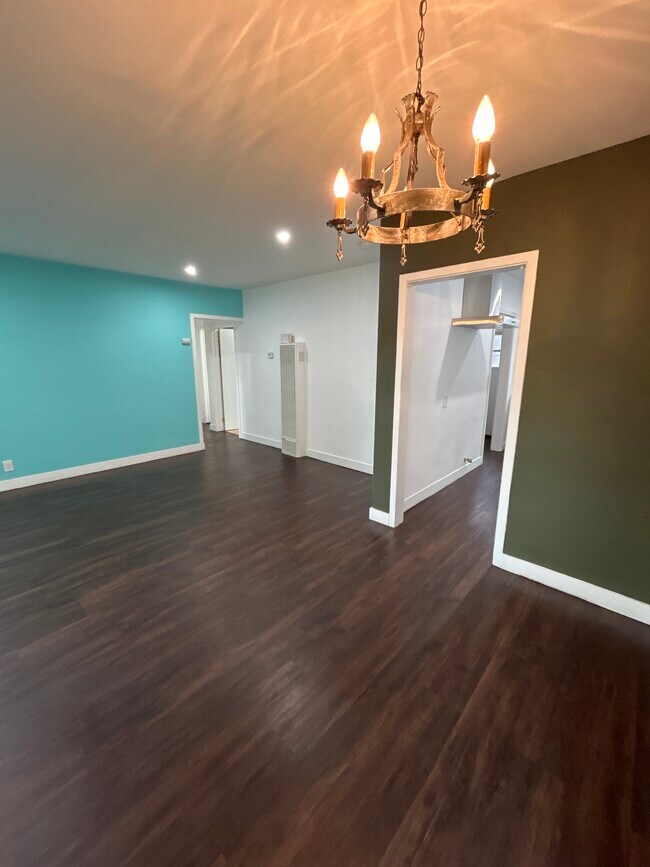 Vista de la sala de estar hacia los dormitorios y la cocina. - 5510 York Blvd