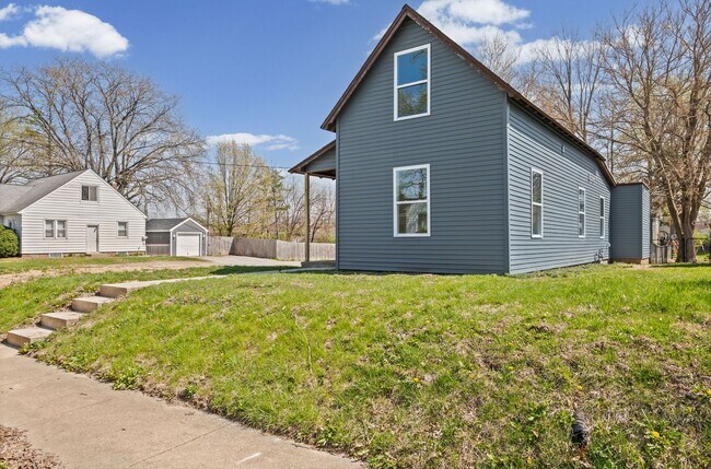 Foto del edificio - COMPLETELY RENOVATED 4BR HOME - MOVE-IN SPECIAL