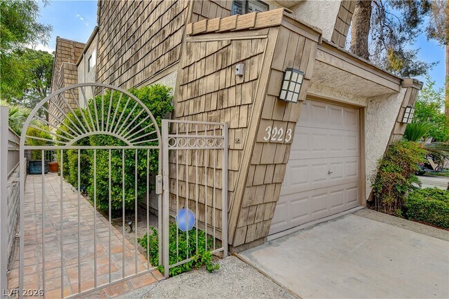 Foto del edificio - 3223 Pinehurst Dr