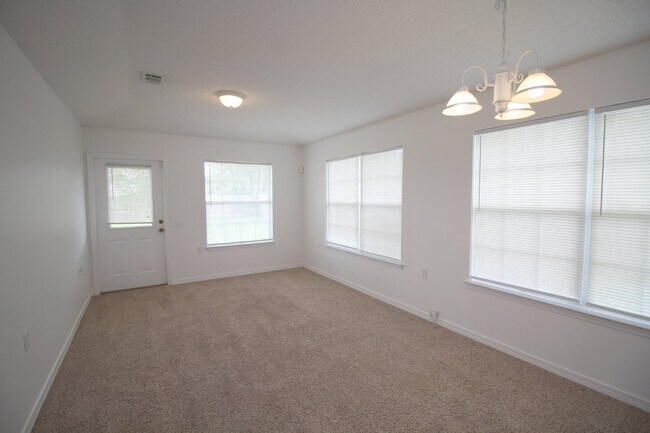 Building Photo - 2 bed 1 bath Northeast Pensacola townhome ...