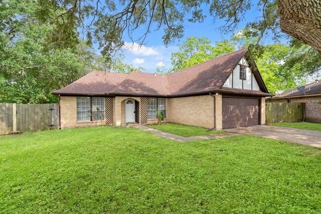 Foto del edificio - 2220 Spruce Dr