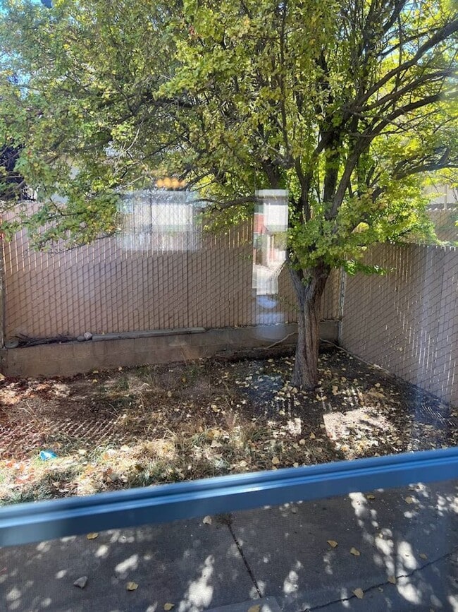 Building Photo - Nicely Maintained Condo!