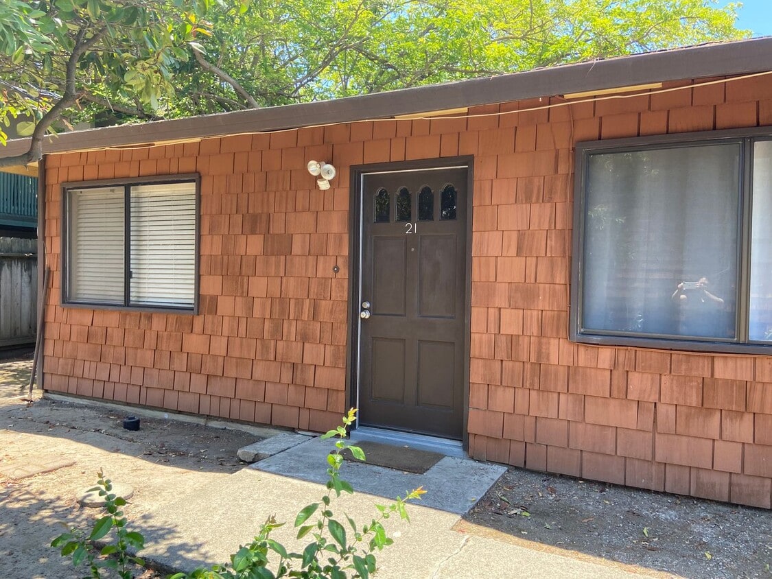 Primary Photo - Well maintained 2 bed/1 bath unit in heart...