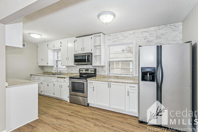 Foto del edificio - Large 3 Bedroom Ranch by South High