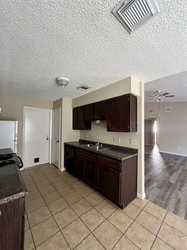 Building Photo - 15826 Willmore Ln