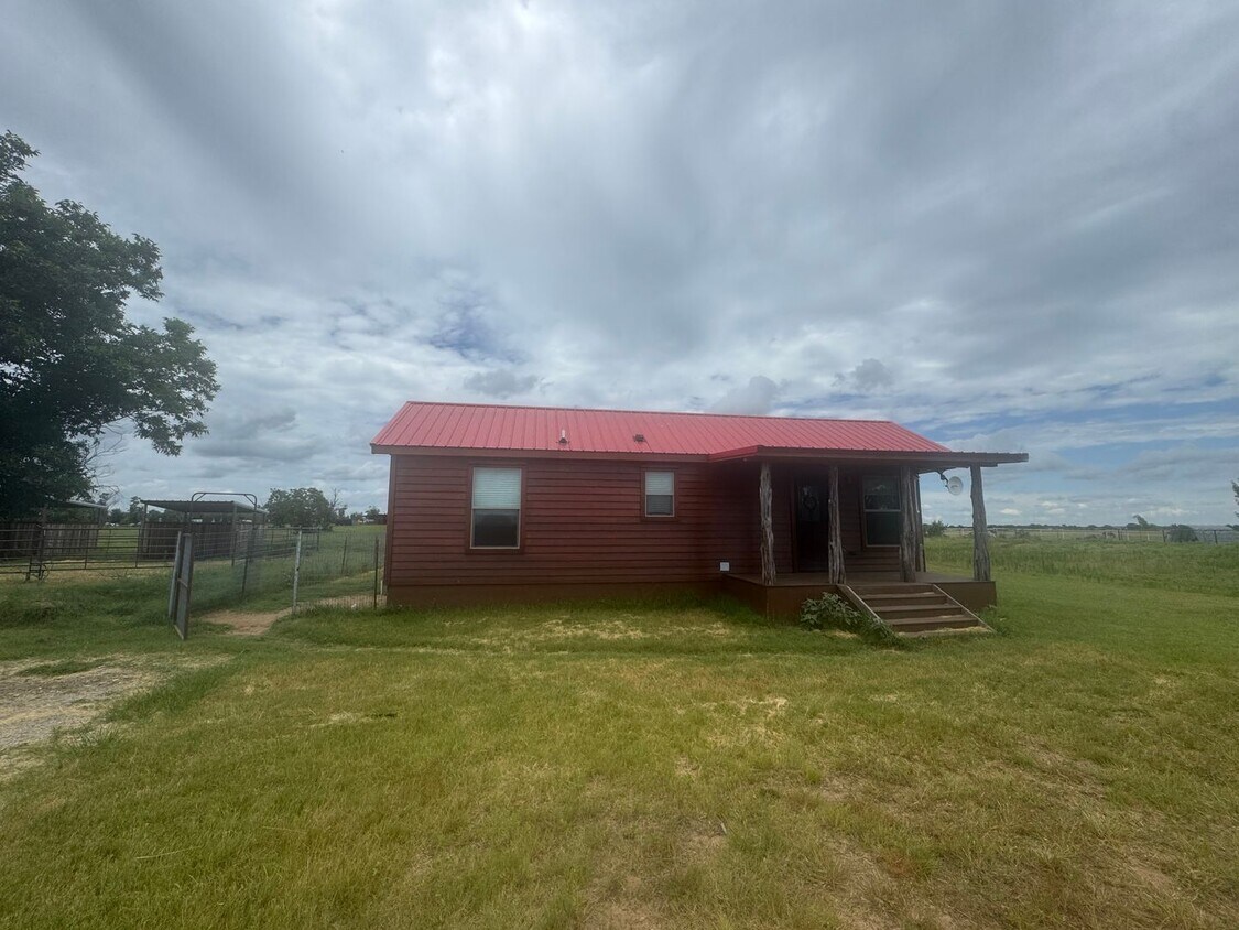 Primary Photo - CABIN - Brock ISD - HORSES WELCOME