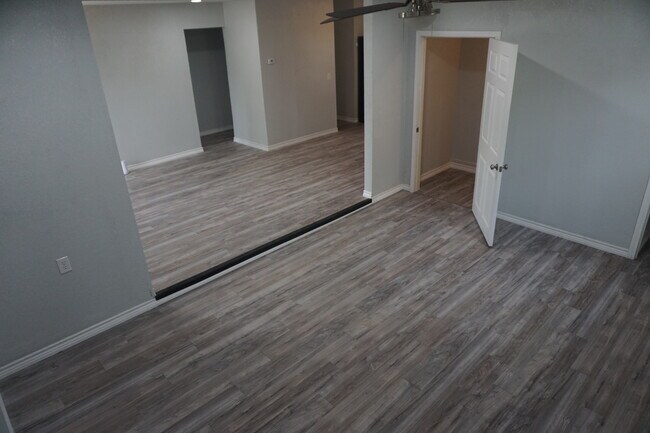 Building Photo - 2733 Roanoke Dr