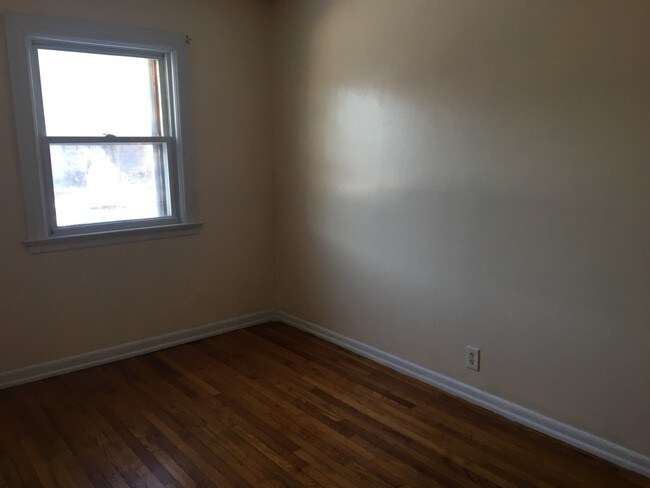 B/R 1 - 6 E Palisade Ave