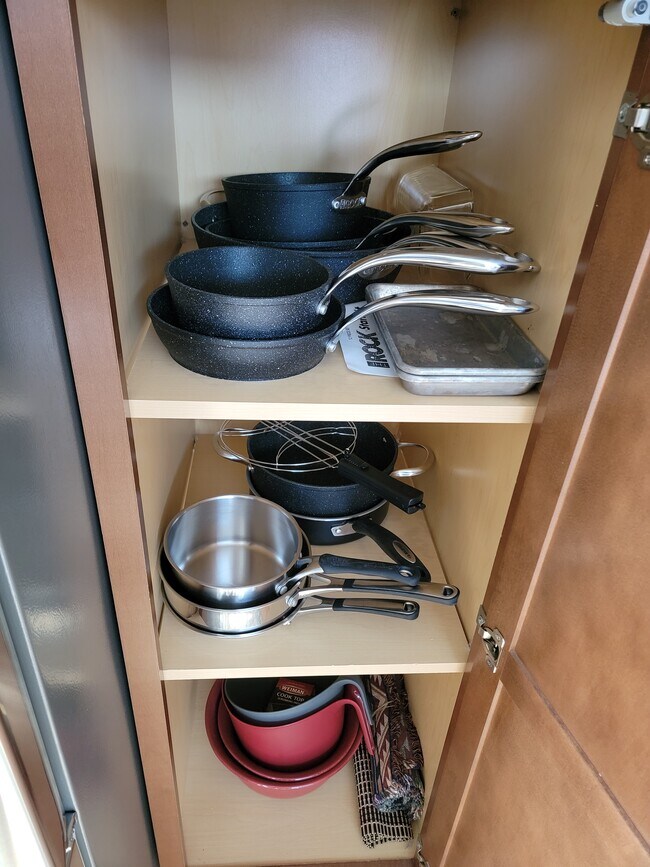 Full kitchen - 1600 Surprise Valley Rd