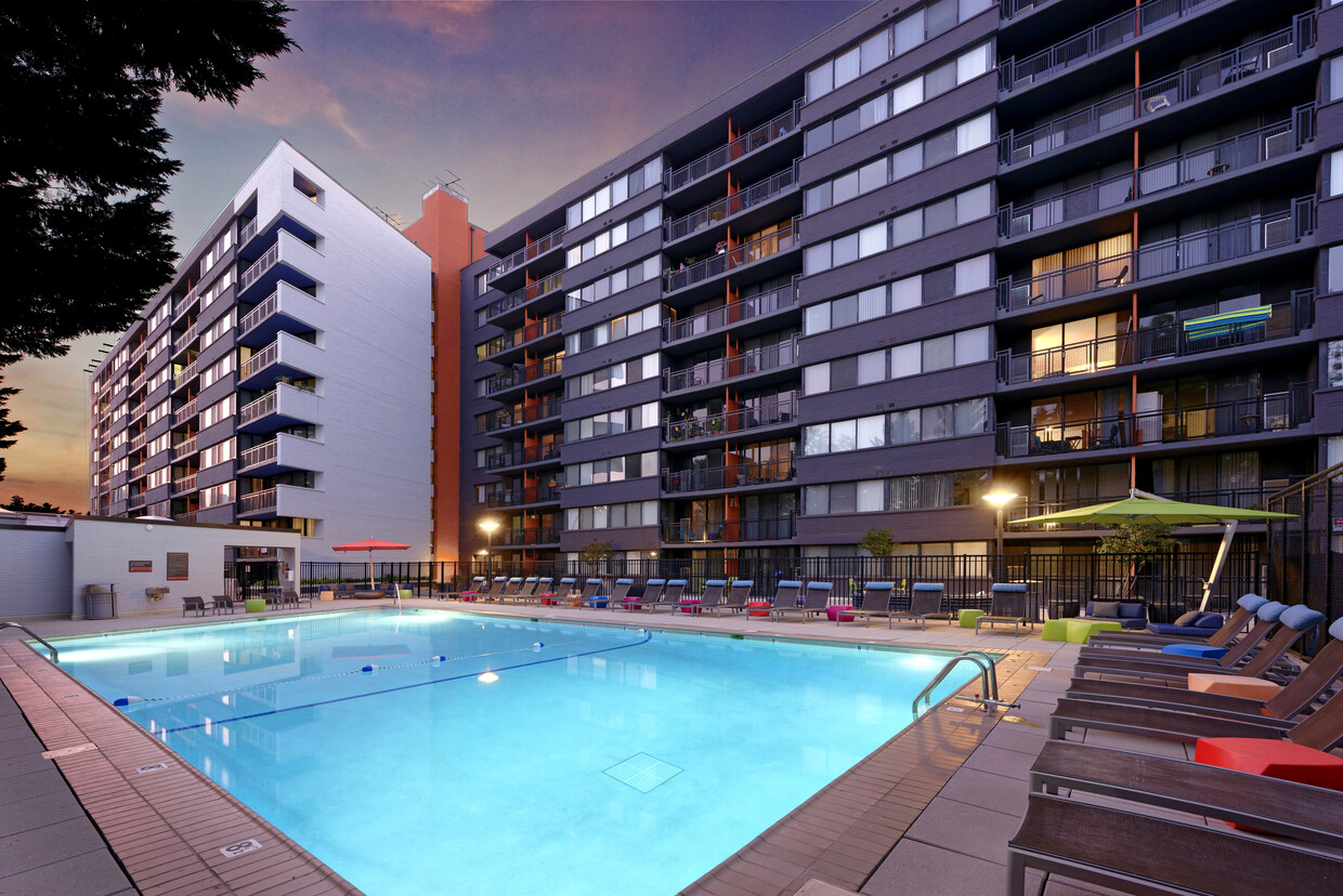 Piscina y terraza con asientos de salón - AVA Van Ness