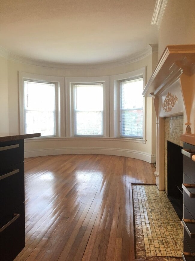 Building Photo - Great 1bed / 1bath in Fenway/Kenmore available 9/1/2026 no broker fee heat and hot water included