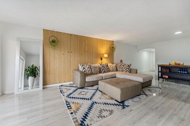 Building Photo - 3150 N Palm Aire Dr