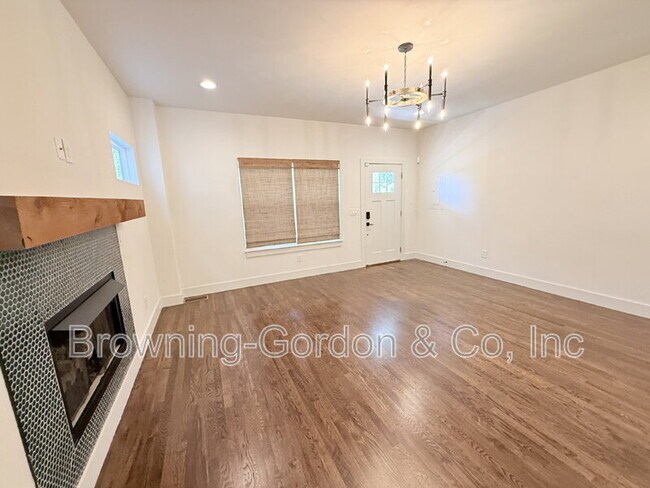 Building Photo - 2160B Whitney Ave