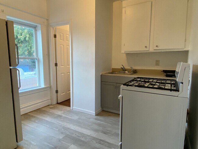 Foto del edificio - 1587 Plainfield Ave NE