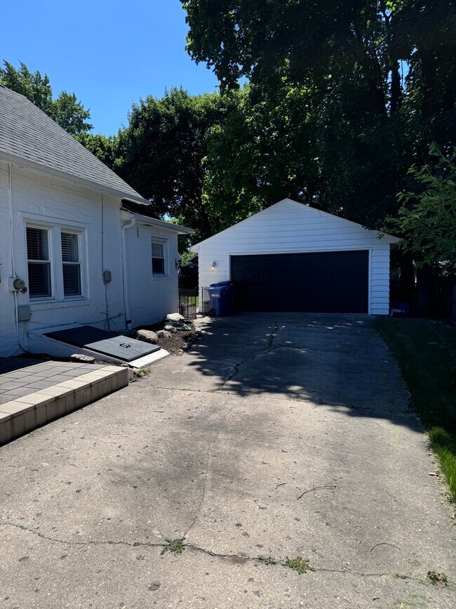 Building Photo - 315 S 13th Ave