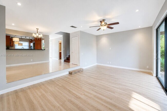 Foto del edificio - 9148 Lime Tree Ln